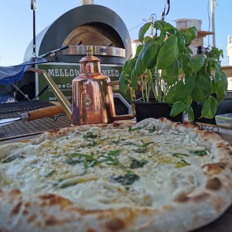 Mobile pizza oven